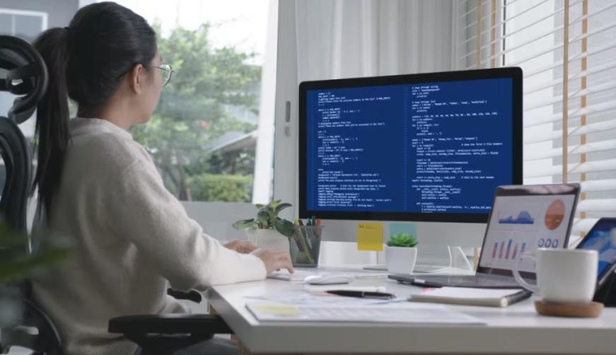 四子王旗软件开发公司实战建议：网站赋能，为何必须接入支持机器人？